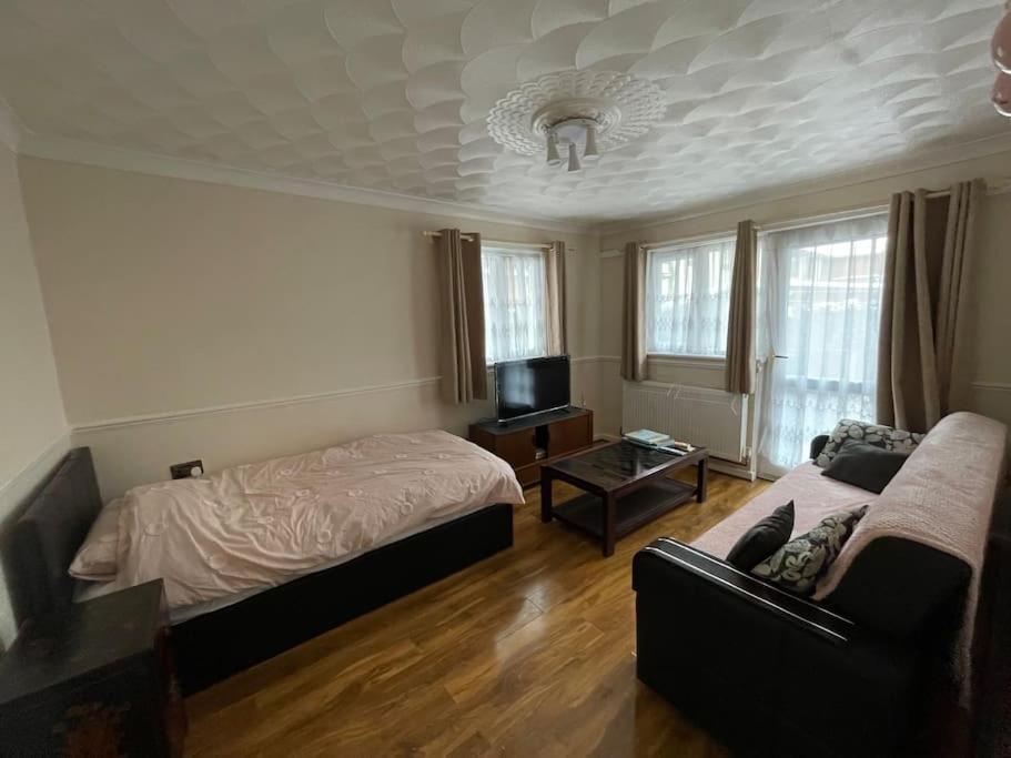 Spacious Bungalow In London, Near Central London, The Excel Centre And The O2, Ideal For Families 外观 照片